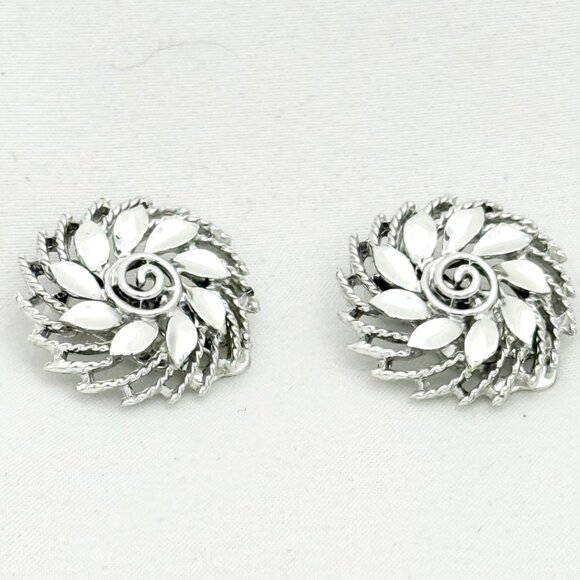 Vintage Lisner Bright Silver Tone Floral Clip Earring - Signed - Circa 1938-1959 - Picture 4 of 5